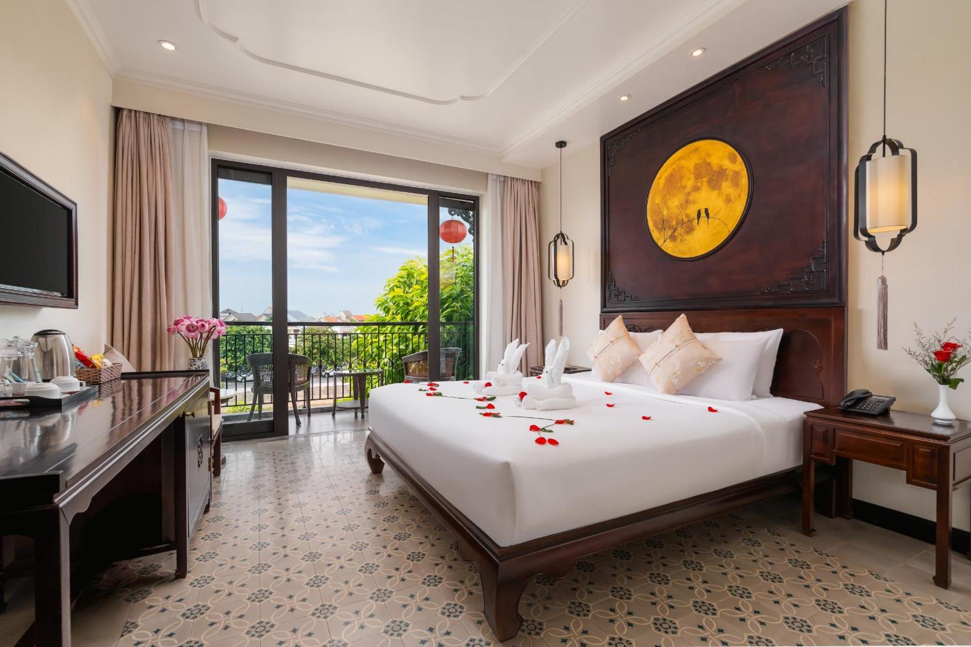 Family Connecting Room Bathroom Balcony River View
