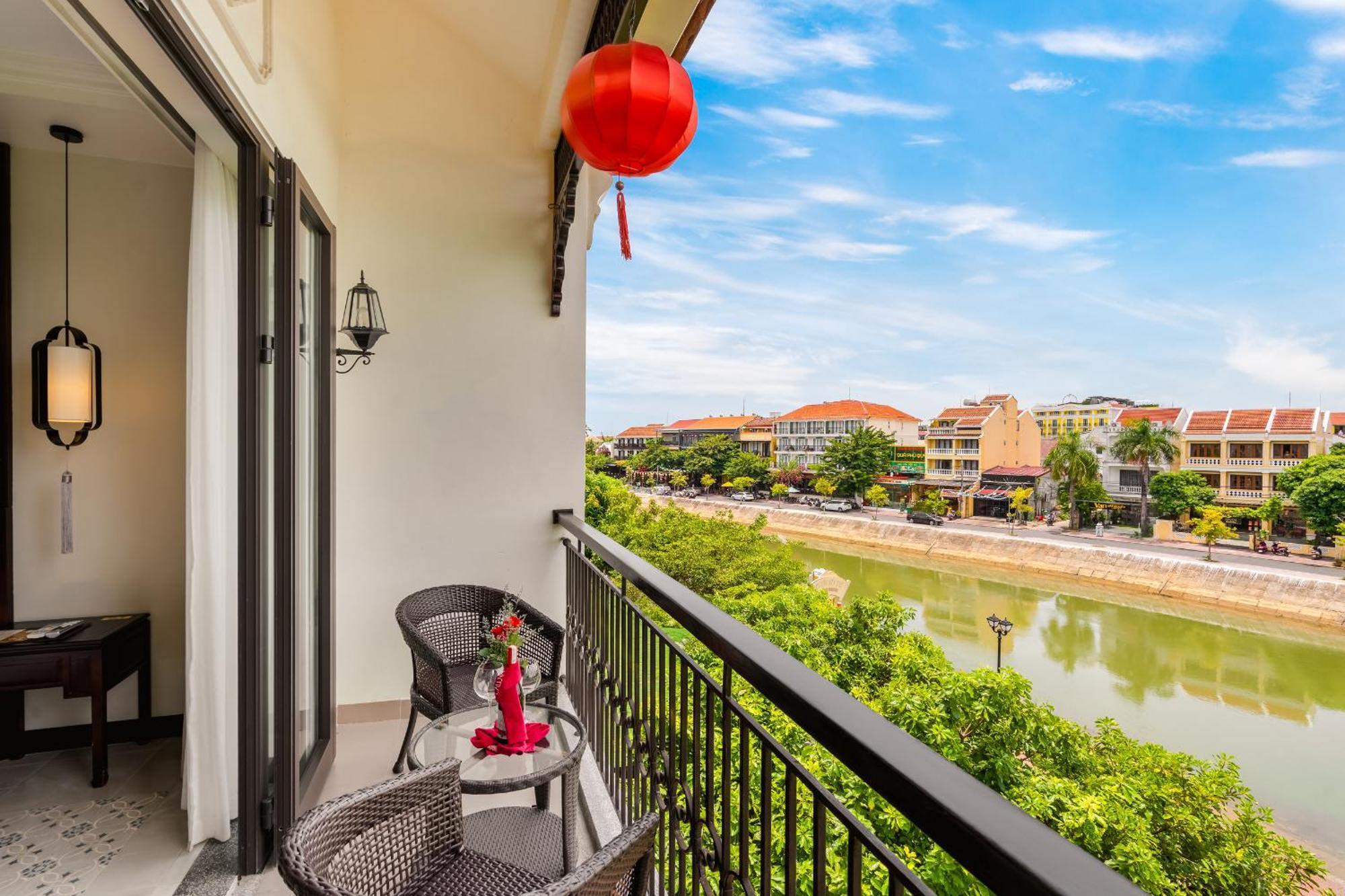 Family Connecting Room Bathroom Balcony River View