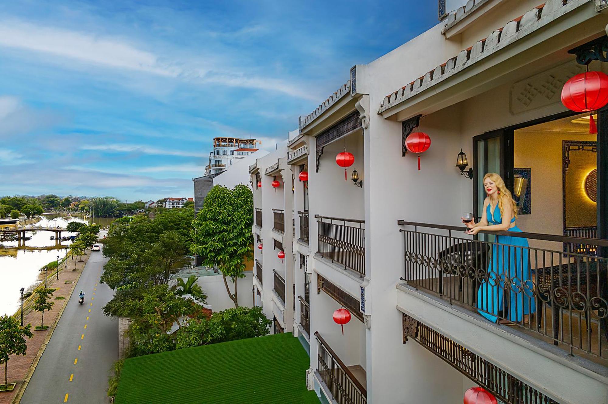 Luxury Double Room Bathtub Balcony River View