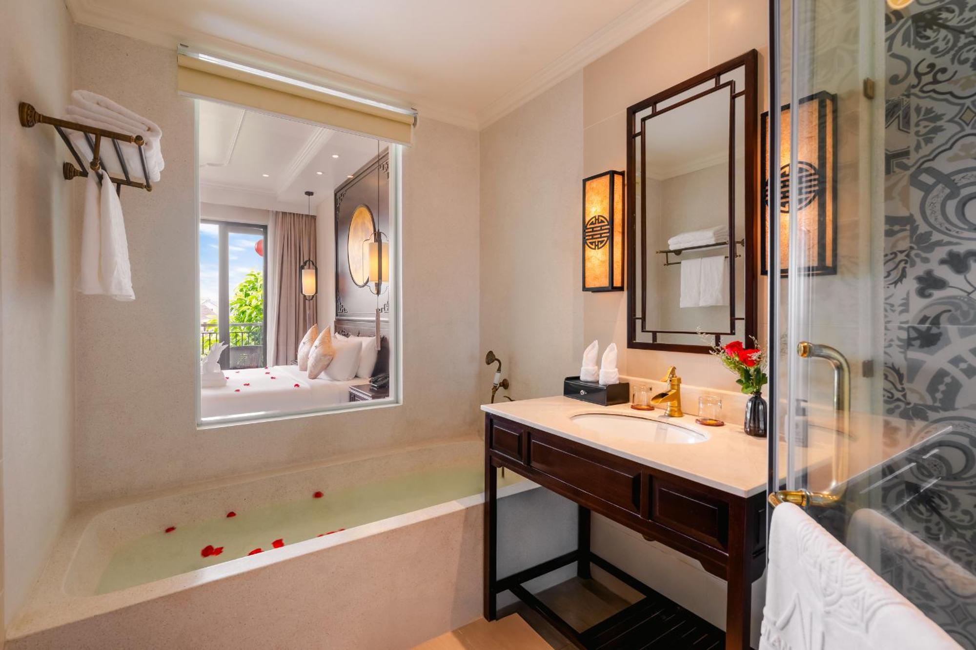 Family Connecting Room Bathroom Balcony River View